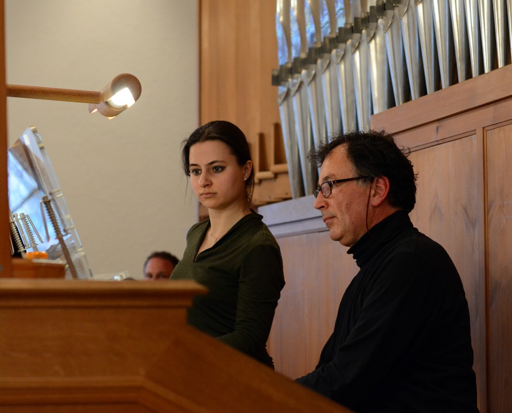 Andreas Liebig - Basler Münster Organist mit Assistentin beim Eröffnungskonzert